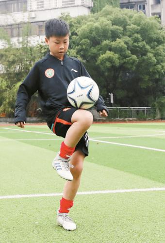 沙足国家队进校园 言传身教别开生面 沙足国家队进校园 言传身教别开生面